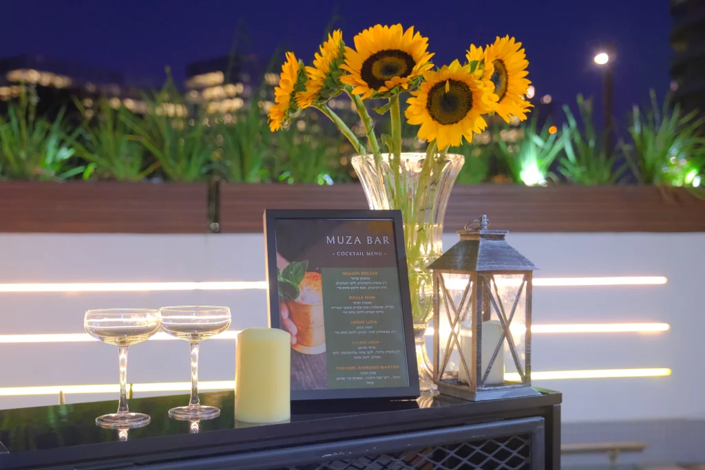 הקסם של קוקטיילים בבקבוק: חווית הפרימיום של מוזה קוקטיילים